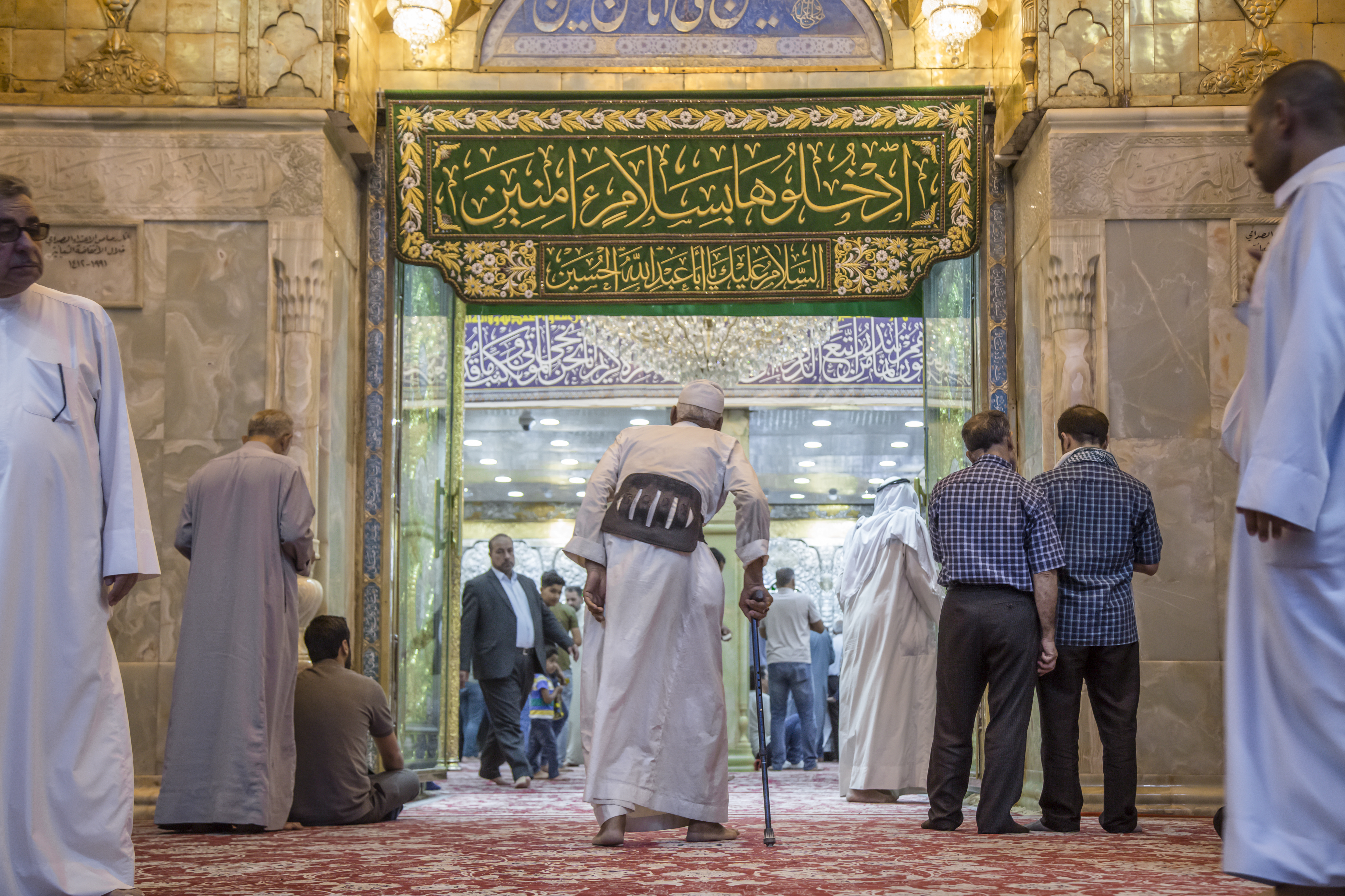 نمایی از زائر حرم مطهر امام حسین (ع)