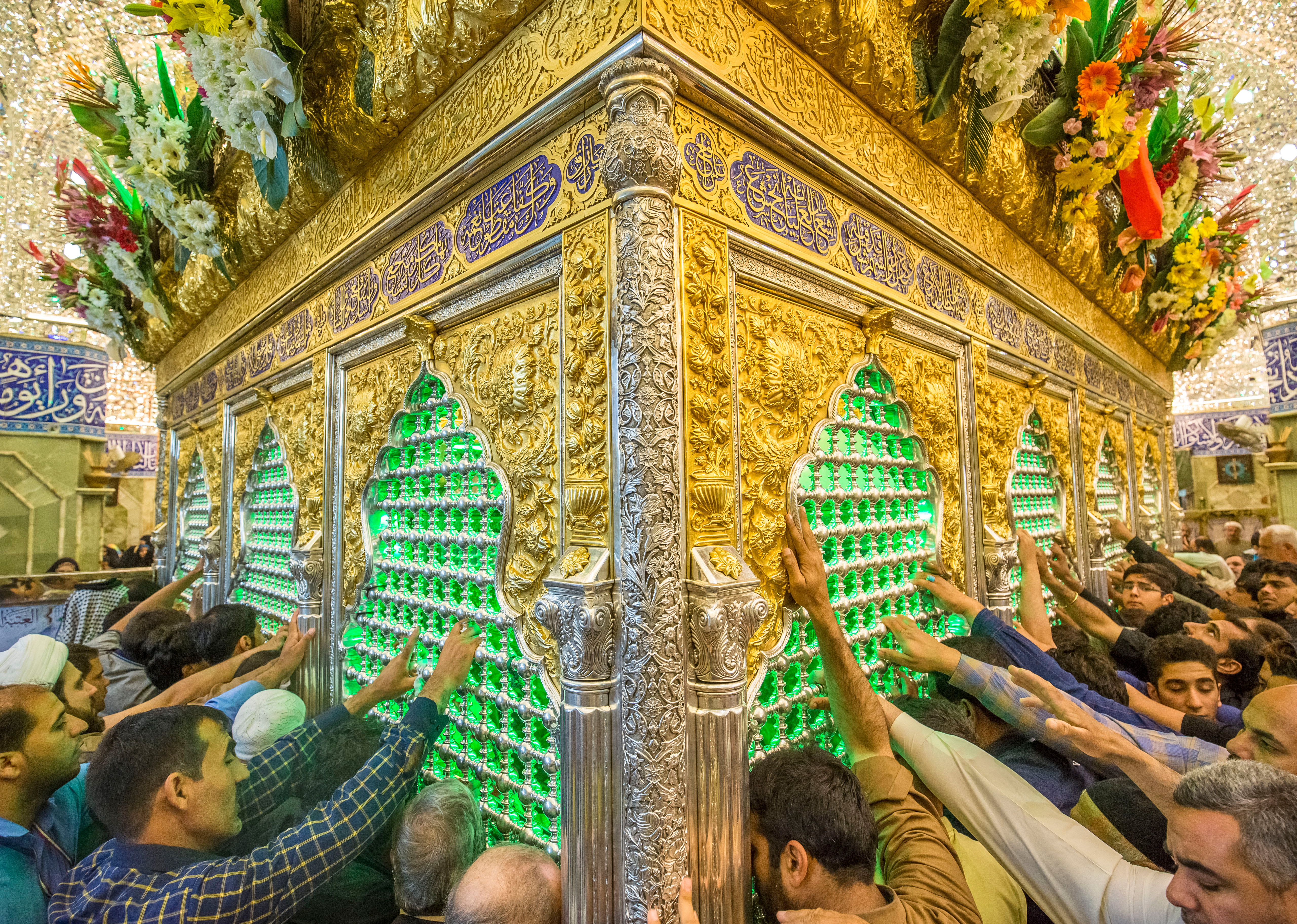 نمایی از ضریح مطهر و نورانی امام حسین (ع) و زائرین حرم امام حسین (ع)