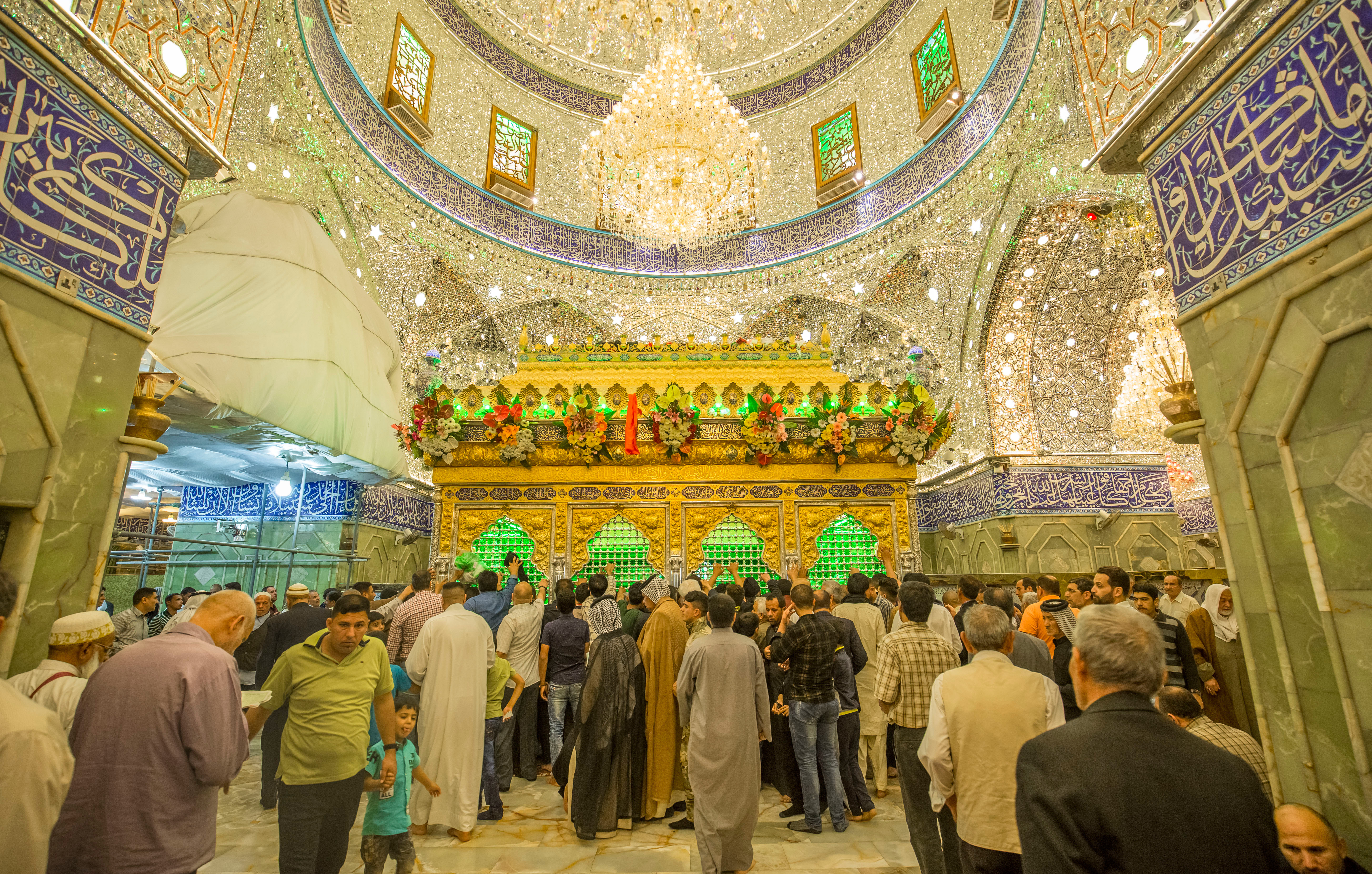 نمایی از زائرین ضریح مطهر و نورانی حضرت ابوالفضل العباس (ع)