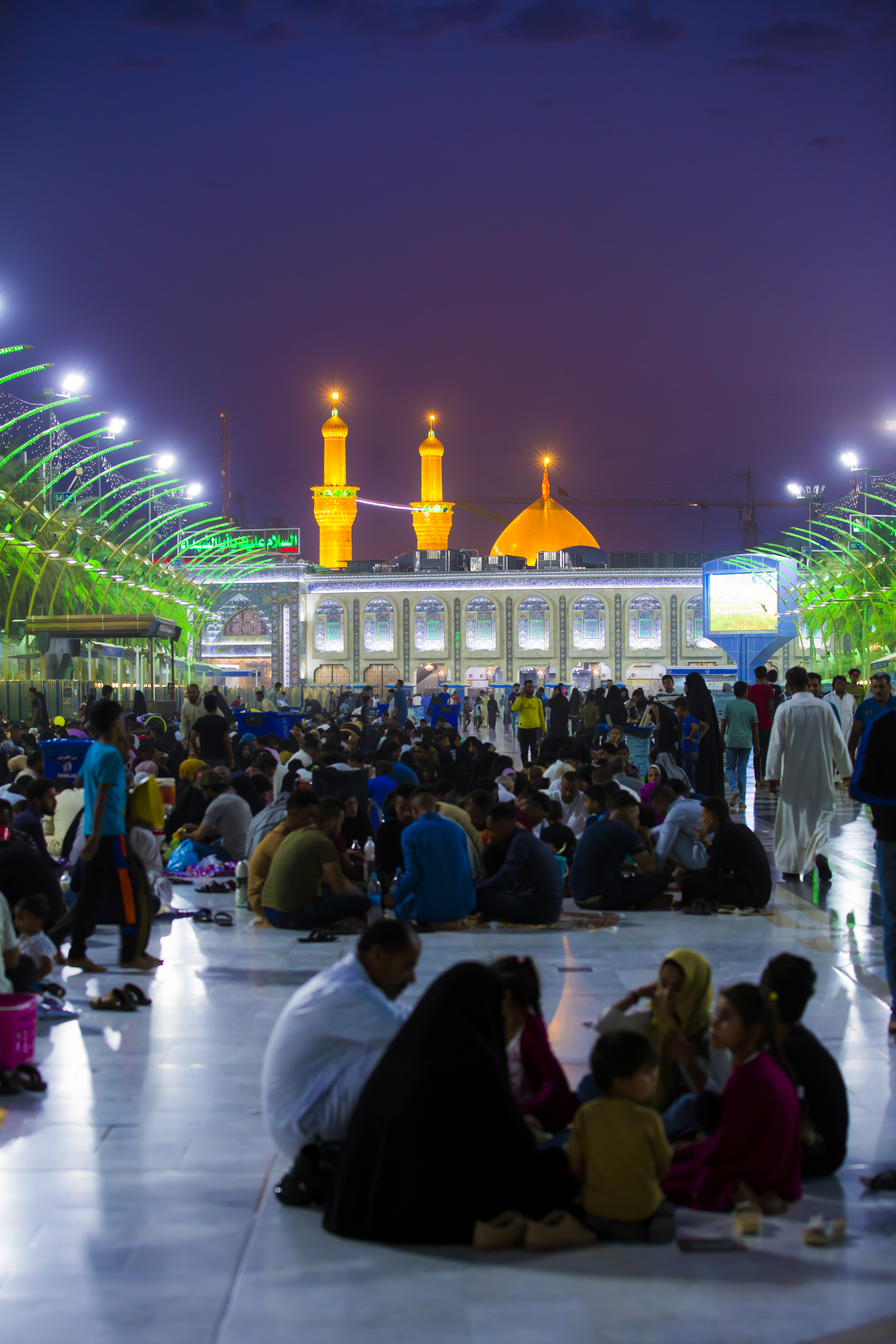 نمایی از زائرین کربلا در بین الحرمین و گنبد و گادسته حرم مطهر سید الشهداء (ع)